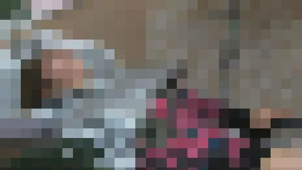 美容院でシャンプー待ちをしている女性客のパンチラ盗撮