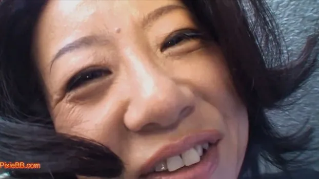 日本の熟女、坂下順子が路上で男におっぱいを見せ、午後いっぱいてオマンコをクリンプ。