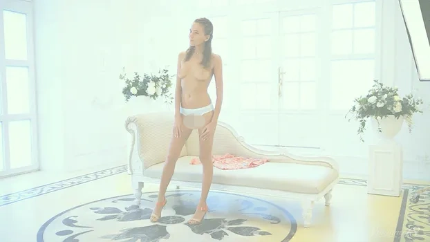 マンゴーA：Lovely Teen Model Posing Nude on the Couch